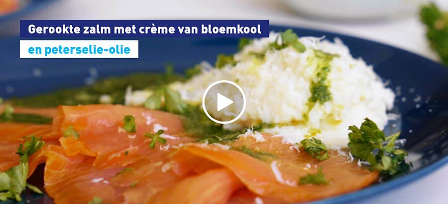 Gerookte zalm met bloemkoolpuree en peterselie-olie