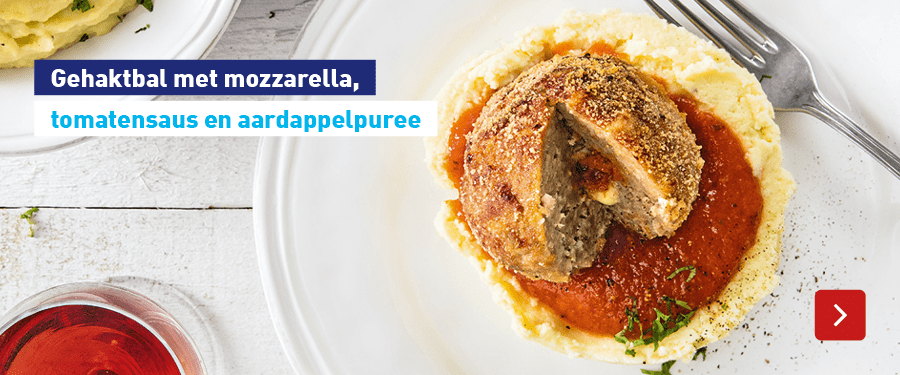 Gehaktbal met mozzarella, tomatensaus en aardappelpuree