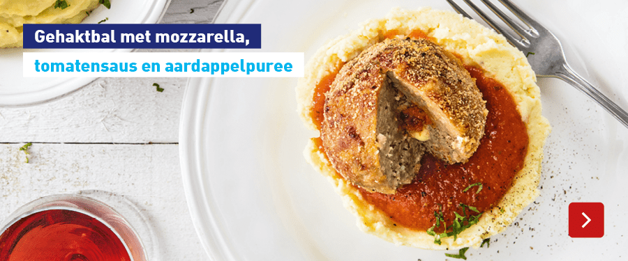 Gehaktbal met mozzarella, tomatensaus en aardappelpuree