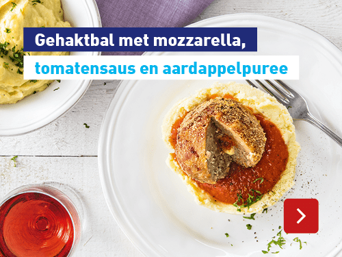 Gehaktbal met mozzarella, tomatensaus en aardappelpuree